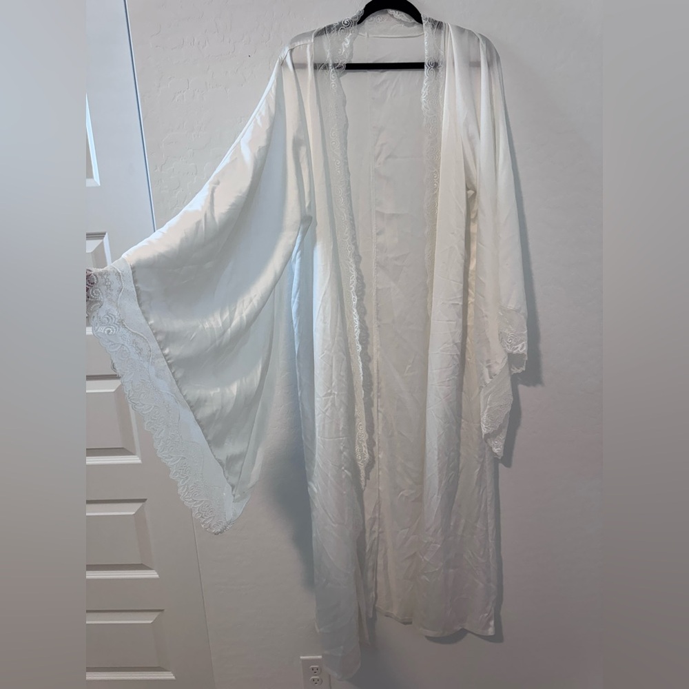 Source Unknown White Satin Lace-Trim Kimono Robe